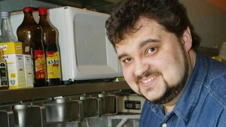 Zemřel bývalý moderátor Prima vařečky Daniel Kopál, měl koronavirus